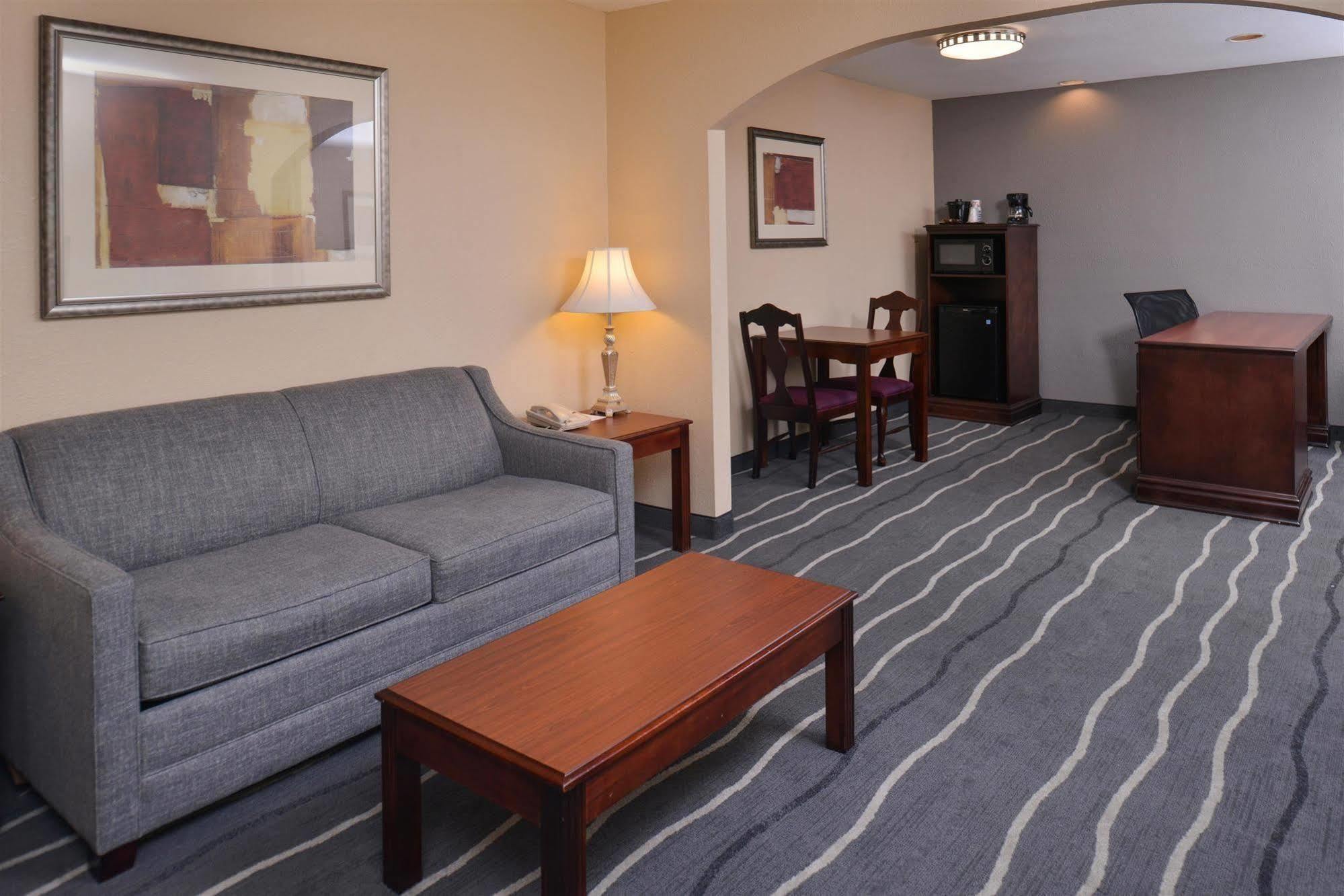 Irving Inn & Suites At Dfw Airport Exterior photo